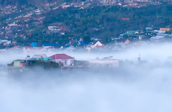 Sabah sisinde bulanık küçük bir kasabadaki sabah manzarası Da Lat, Vietnam 'ın dağlık kesimlerinde huzurludur.