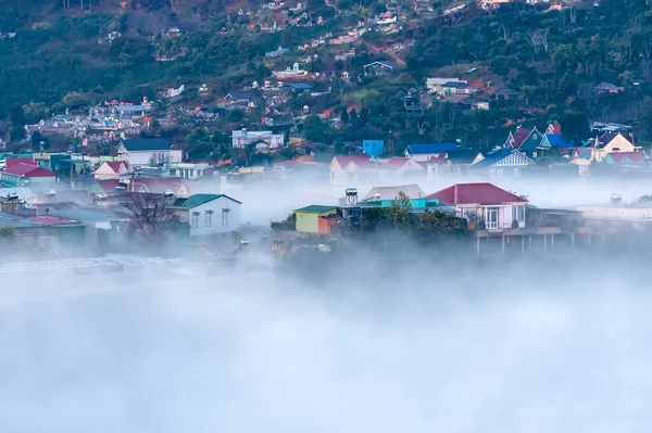 Sabah sisinde bulanık küçük bir kasabadaki sabah manzarası Da Lat, Vietnam 'ın dağlık kesimlerinde huzurludur.