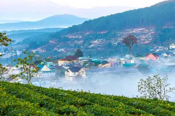 Sabah sisinde bulanık küçük bir kasabadaki sabah manzarası Da Lat, Vietnam 'ın dağlık kesimlerinde huzurludur.