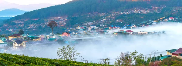 Sabah sisinde bulanık küçük bir kasabadaki sabah manzarası Da Lat, Vietnam 'ın dağlık kesimlerinde huzurludur.