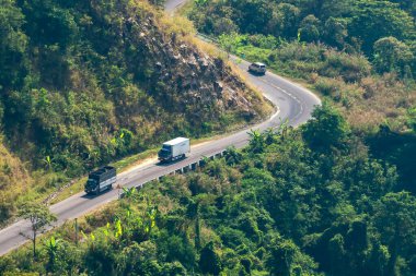 Ngoan Muc Geçidi, Da Lat, Vietnam 'da bir bahar sabahı Ninh Thuan ve Lam Dong eyaletlerini birbirine bağlayan tehlikeli bir geçitte trafik vardı.