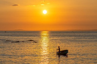 Gün batımında balık avlamak için tekneler denize açıldığında günün sonunda.
