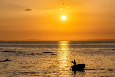 Gün batımında balık avlamak için tekneler denize açıldığında günün sonunda.