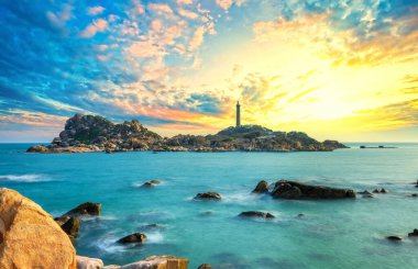 Gün batımında antik deniz feneriyle küçük adanın manzarası güzel ve huzur vericidir. Burası Vietnam 'daki tek antik deniz feneri.