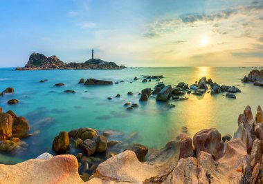 Gün batımında antik deniz feneriyle küçük adanın manzarası güzel ve huzur vericidir. Burası Vietnam 'daki tek antik deniz feneri.