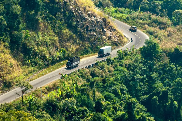 Ngoan Muc Geçidi, Da Lat, Vietnam 'da bir bahar sabahı Ninh Thuan ve Lam Dong eyaletlerini birbirine bağlayan tehlikeli bir geçitte trafik vardı.