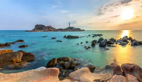 Gün batımında antik deniz feneriyle küçük adanın manzarası güzel ve huzur vericidir. Burası Vietnam 'daki tek antik deniz feneri.