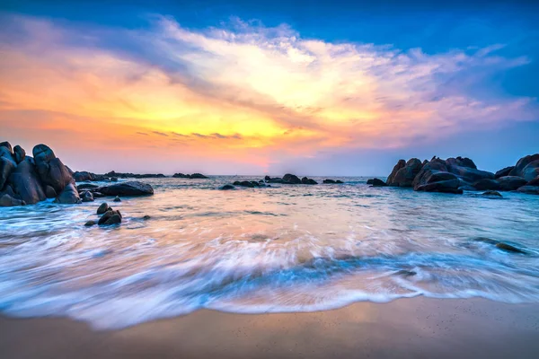 Schöner Strand Bei Sonnenaufgang Unter Den Wellen Die Ufer Des — Stockfoto