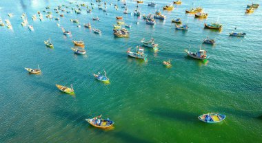 Mui Ne balıkçı köyü, fırtınadan korunmak için yüzlerce tekneyle yukarıdan görüldü. Burası Vietnam 'ın merkezinde güzel bir körfez.