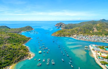 Vinh Hy Körfezi yazın öğleden sonra yüzlerce balıkçı teknesi demirli ve balıkçı köyleriyle yukarıdan izlendi. Burası Ninh Thuan, Vietnam 'da ziyaret edilecek güzel bir koy.
