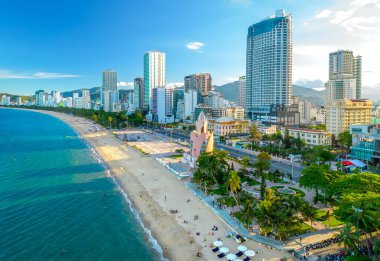 Nha Trang, Vietnam - 25 Mart 2022: Nha Trang şehrinin kıyısındaki bu meydan öğleden sonra güzel ve temiz bir kumla birlikte turistleri Nha Trang, Vietnam 'a davet ediyor.