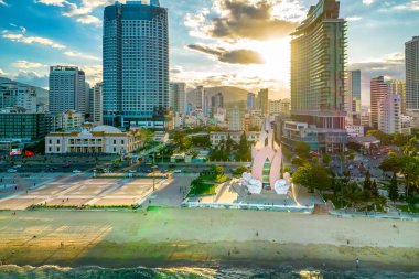 Nha Trang, Vietnam - 25 Mart 2022: Nha Trang şehrinin kıyısındaki bu meydan öğleden sonra güzel ve temiz bir kumla birlikte turistleri Nha Trang, Vietnam 'a davet ediyor.