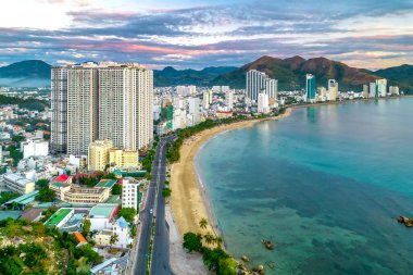 Nha Trang, Vietnam - 25 Mart 2022: Güzel şehri ve temiz kumlu plajı ile öğleden sonra yukarıdan görülen kıyı kenti Nha Trang, Vietnam 'ı ziyaret etmek için turistleri cezbediyor.