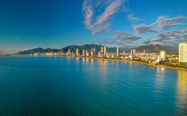 Sahil kenti Nha Trang sabah yukarıdan görüldü, güzel kıyı şeridi. Burası Vietnam 'ın ortasında dinlenmek isteyen bir şehir.