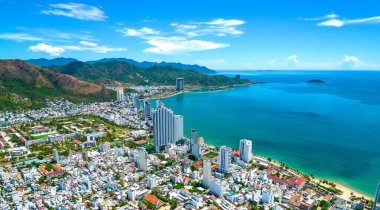 Kıyı şehri Nha Trang güneşli bir yaz öğleden sonrasında yukarıdan görüldü. Burası Orta Vietnam 'da kültürel turizm için ünlü bir şehirdir.