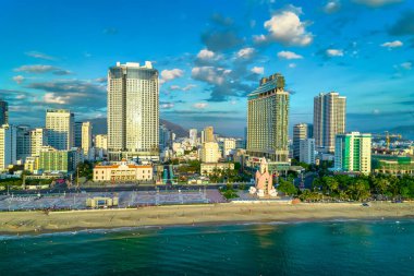 Sahil kenti Nha Trang sabah yukarıdan görüldü, güzel kıyı şeridi. Burası Vietnam 'ın ortasında dinlenmek isteyen bir şehir.