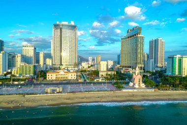 Sahil kenti Nha Trang sabah yukarıdan görüldü, güzel kıyı şeridi. Burası Vietnam 'ın ortasında dinlenmek isteyen bir şehir.