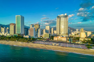 Sahil kenti Nha Trang sabah yukarıdan görüldü, güzel kıyı şeridi. Burası Vietnam 'ın ortasında dinlenmek isteyen bir şehir.