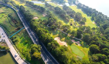 Da Lat şehrinin hava manzarası güzel turizm merkezi dağlık Vietnam 'da. Kentsel gelişim dokusu, yeşil parklar ve şehir gölü.