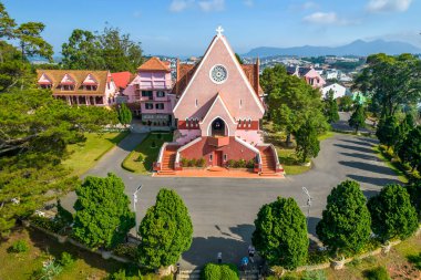 Da Lat, Vietnam - 29 Mart 2022: Bir sabah Domaine De Marie Kilisesi 'nin dışındaki hava manzarası. Eski Fransız mimarisi, kilise cemaatini hafta sonu Da Lat, Vietnam 'da barış için dua etmeye çeker.