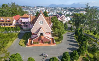 Da Lat, Vietnam - 29 Mart 2022: Bir sabah Domaine De Marie Kilisesi 'nin dışındaki hava manzarası. Eski Fransız mimarisi, kilise cemaatini hafta sonu Da Lat, Vietnam 'da barış için dua etmeye çeker.