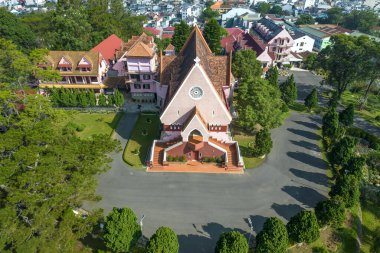 Da Lat, Vietnam - 29 Mart 2022: Bir sabah Domaine De Marie Kilisesi 'nin dışındaki hava manzarası. Eski Fransız mimarisi, kilise cemaatini hafta sonu Da Lat, Vietnam 'da barış için dua etmeye çeker.
