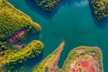 Aşağıdaki mavi su ve cennet adalarıyla yukarıdan görülen Tuyen Lam Gölü 'nün manzarası buraya rahatlatıcı bir turistik cazibe katıyor. Burası Vietnam 'a enerji sağlayan bir hidroelektrik göl.
