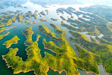 Ta Dung Gölü sabah yukarıdan görülebiliyor. Küçük adalarla birbiri ardına birçok yeşil ağaç muhteşem bir güzellik yaratıyor. Bu Dak Nong, Vietnam 'daki en büyük hidroelektrik gölü.