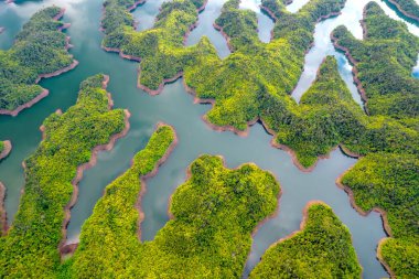 Ta Dung Gölü sabah yukarıdan görülebiliyor. Küçük adalarla birbiri ardına birçok yeşil ağaç muhteşem bir güzellik yaratıyor. Bu Dak Nong, Vietnam 'daki en büyük hidroelektrik gölü.