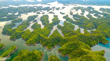 Ta Dung Gölü sabah yukarıdan görülebiliyor. Küçük adalarla birbiri ardına birçok yeşil ağaç muhteşem bir güzellik yaratıyor. Bu Dak Nong, Vietnam 'daki en büyük hidroelektrik gölü.