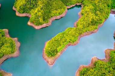 Ta Dung Gölü sabah yukarıdan görülebiliyor. Küçük adalarla birbiri ardına birçok yeşil ağaç muhteşem bir güzellik yaratıyor. Bu Dak Nong, Vietnam 'daki en büyük hidroelektrik gölü.