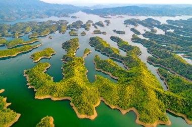 Ta Dung Gölü sabah yukarıdan görülebiliyor. Küçük adalarla birbiri ardına birçok yeşil ağaç muhteşem bir güzellik yaratıyor. Bu Dak Nong, Vietnam 'daki en büyük hidroelektrik gölü.