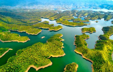 Ta Dung Gölü sabah yukarıdan görülebiliyor. Küçük adalarla birbiri ardına birçok yeşil ağaç muhteşem bir güzellik yaratıyor. Bu Dak Nong, Vietnam 'daki en büyük hidroelektrik gölü.