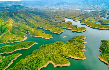 Ta Dung Gölü sabah yukarıdan görülebiliyor. Küçük adalarla birbiri ardına birçok yeşil ağaç muhteşem bir güzellik yaratıyor. Bu Dak Nong, Vietnam 'daki en büyük hidroelektrik gölü.