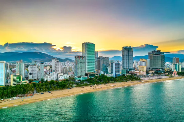 Nha Trang, Vietnam - 25 Mart 2022: Güzel şehri ve temiz kumlu plajı ile öğleden sonra yukarıdan görülen kıyı kenti Nha Trang, Vietnam 'ı ziyaret etmek için turistleri cezbediyor.