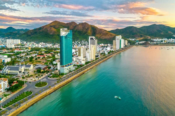 Nha Trang, Vietnam - 25 Mart 2022: Güzel şehri ve temiz kumlu plajı ile öğleden sonra yukarıdan görülen kıyı kenti Nha Trang, Vietnam 'ı ziyaret etmek için turistleri cezbediyor.