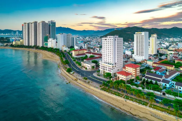 Nha Trang, Vietnam - 25 Mart 2022: Güzel şehri ve temiz kumlu plajı ile öğleden sonra yukarıdan görülen kıyı kenti Nha Trang, Vietnam 'ı ziyaret etmek için turistleri cezbediyor.