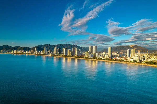 Sahil kenti Nha Trang sabah yukarıdan görüldü, güzel kıyı şeridi. Burası Vietnam 'ın ortasında dinlenmek isteyen bir şehir.