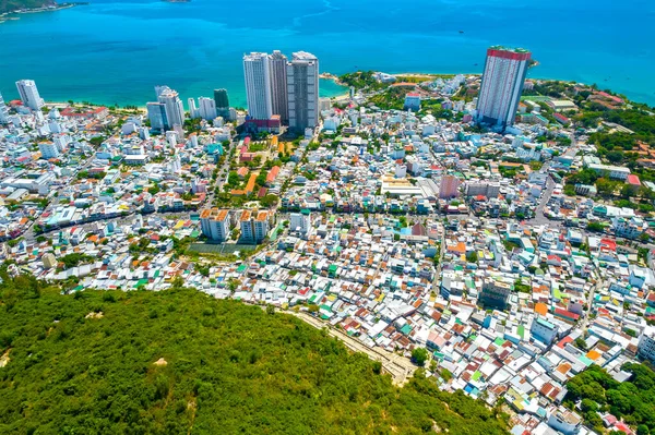 Kıyı şehri Nha Trang güneşli bir yaz öğleden sonrasında yukarıdan görüldü. Burası Orta Vietnam 'da kültürel turizm için ünlü bir şehirdir.