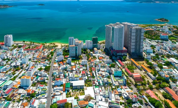 Kıyı şehri Nha Trang güneşli bir yaz öğleden sonrasında yukarıdan görüldü. Burası Orta Vietnam 'da kültürel turizm için ünlü bir şehirdir.
