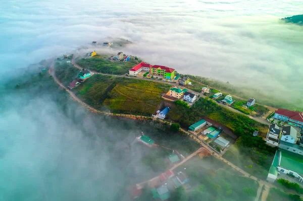 早朝の霧の中で町の空中ビューは ダラットの高地で美しいです ベトナム — ストック写真