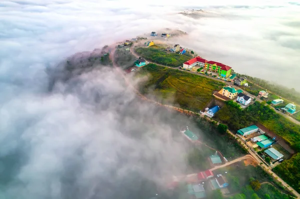 早朝の霧の中で町の空中ビューは ダラットの高地で美しいです ベトナム — ストック写真