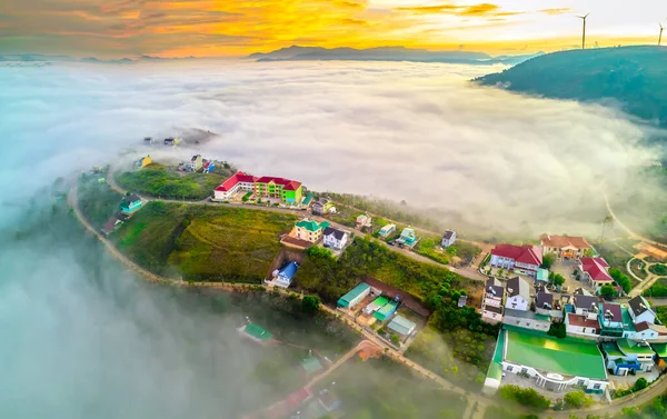 Güneşin doğuşundaki sislerin havadan görünüşü Da Lat, Vietnam 'ın dağlık bölgelerinde güzeldir.