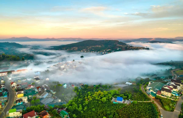 Güneşin doğuşundaki sislerin havadan görünüşü Da Lat, Vietnam 'ın dağlık bölgelerinde güzeldir.