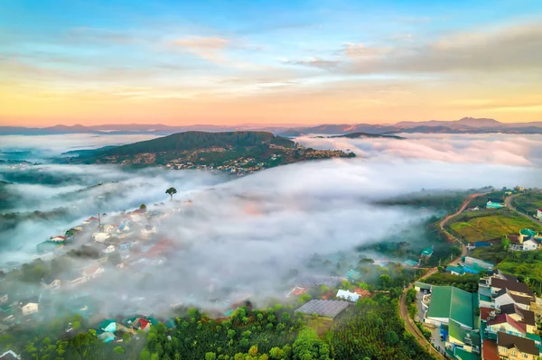 Güneşin doğuşundaki sislerin havadan görünüşü Da Lat, Vietnam 'ın dağlık bölgelerinde güzeldir.