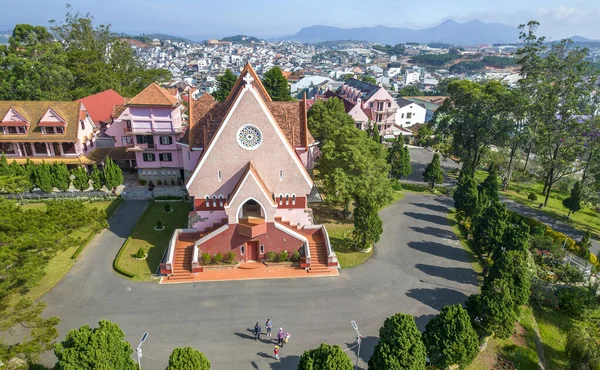 Da Lat, Vietnam - 29 Mart 2022: Bir sabah Domaine De Marie Kilisesi 'nin dışındaki hava manzarası. Eski Fransız mimarisi, kilise cemaatini hafta sonu Da Lat, Vietnam 'da barış için dua etmeye çeker.