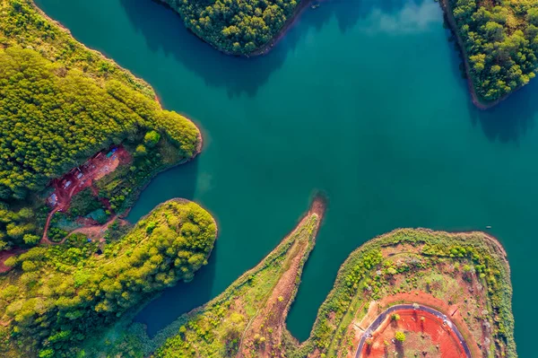 Aşağıdaki mavi su ve cennet adalarıyla yukarıdan görülen Tuyen Lam Gölü 'nün manzarası buraya rahatlatıcı bir turistik cazibe katıyor. Burası Vietnam 'a enerji sağlayan bir hidroelektrik göl.