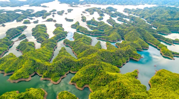 Ta Dung Gölü sabah yukarıdan görülebiliyor. Küçük adalarla birbiri ardına birçok yeşil ağaç muhteşem bir güzellik yaratıyor. Bu Dak Nong, Vietnam 'daki en büyük hidroelektrik gölü.