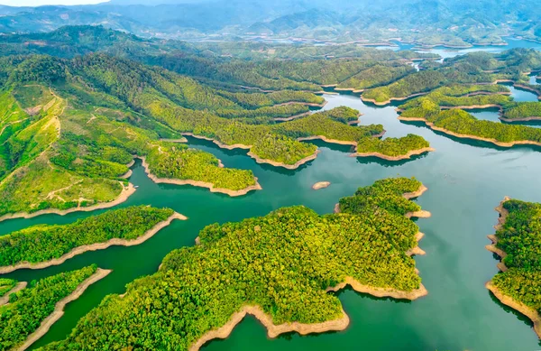 Ta Dung Gölü sabah yukarıdan görülebiliyor. Küçük adalarla birbiri ardına birçok yeşil ağaç muhteşem bir güzellik yaratıyor. Bu Dak Nong, Vietnam 'daki en büyük hidroelektrik gölü.