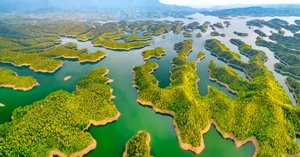 Ta Dung Gölü sabah yukarıdan görülebiliyor. Küçük adalarla birbiri ardına birçok yeşil ağaç muhteşem bir güzellik yaratıyor. Bu Dak Nong, Vietnam 'daki en büyük hidroelektrik gölü.